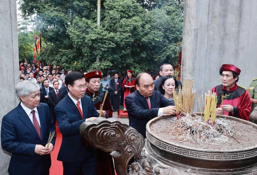 越南国家主席阮春福向各位雄王敬香