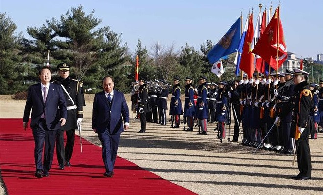 韩国总统举行仪式 欢迎越南国家主席阮春福访韩