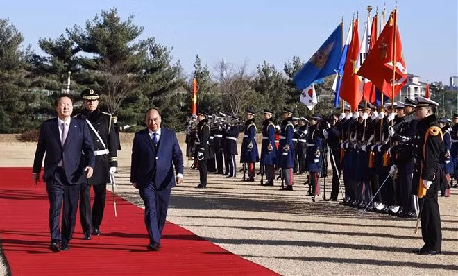 韩国总统举行仪式 欢迎越南国家主席阮春福访韩