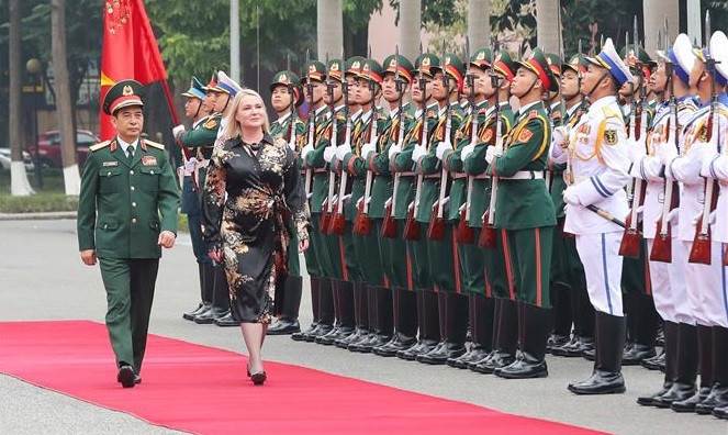 捷克国防部部长切诺秋娃对越南进行正式访问