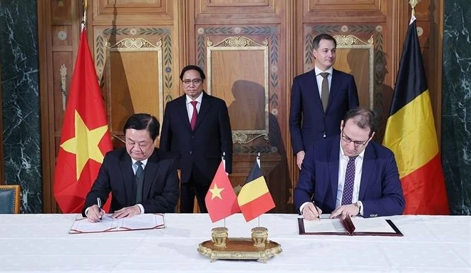 越南政府总理范明政与比利时首相德克罗举行会谈