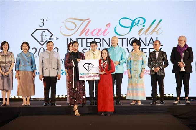 越南在泰国国际丝绸时装周上连获两项大奖