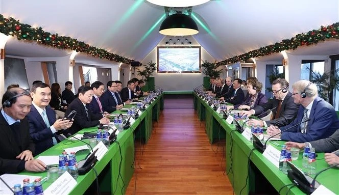 越南政府总理范明政与荷兰部分领先企业代表举行对话会