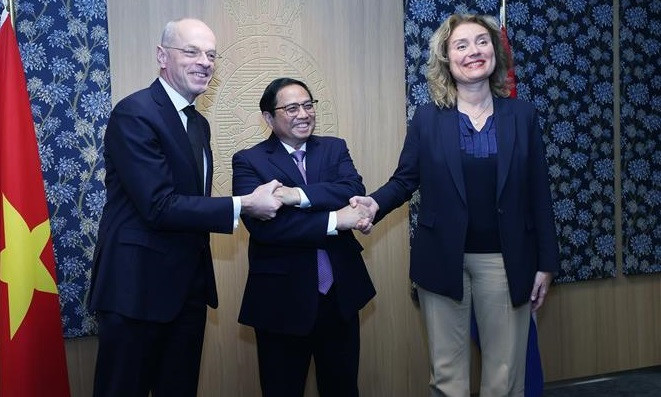 越南政府总理范明政会见荷兰议会一院和二院议长