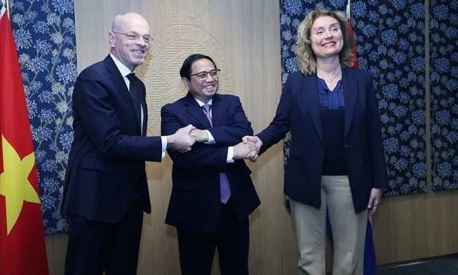 越南政府总理范明政会见荷兰议会一院和二院议长