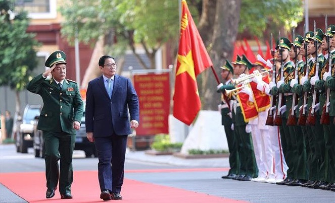 越南政府总理范明政视察边防部队司令部