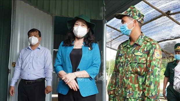 越南国家副主席阮氏映春看望慰问西宁省新冠疫情防控一线工作人员