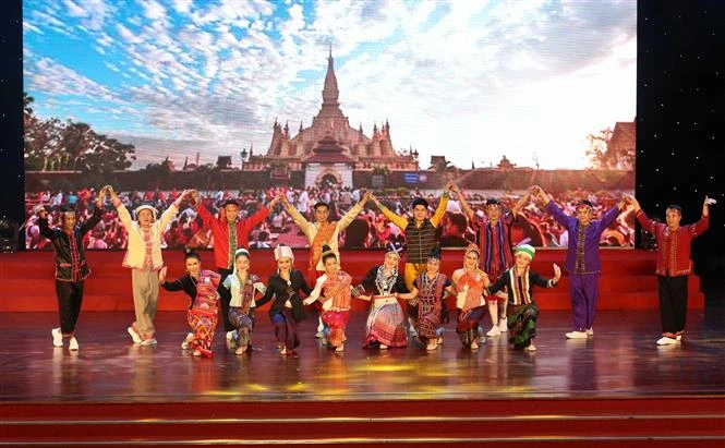 越老关系60周年：老挝国家艺术团艺术表演亮相岘港市