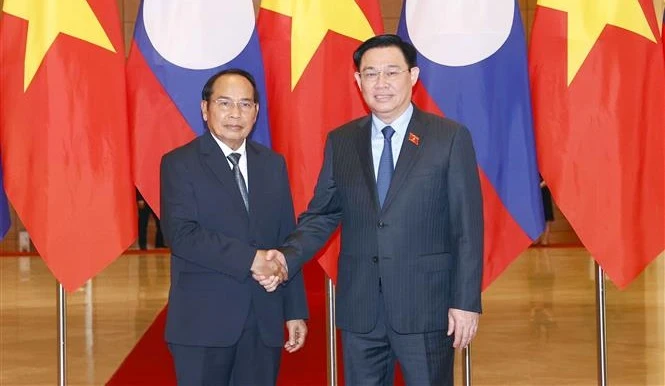 越南国会主席王廷惠会见老挝国家副主席本通•吉玛尼