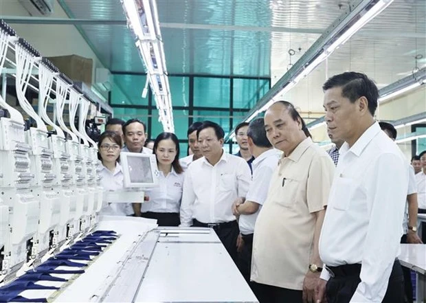 越南国家主席阮春福造访海防市高效的纺织服装经营生产模式