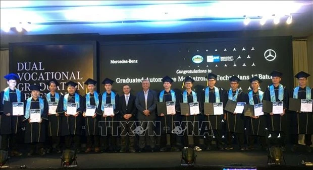 越南首批德国标准汽车机电一体化专业大学生毕业