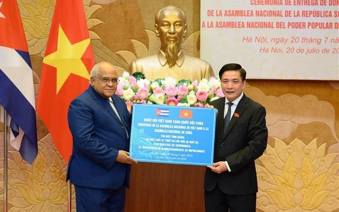 越南国会向古巴国会移交赠品