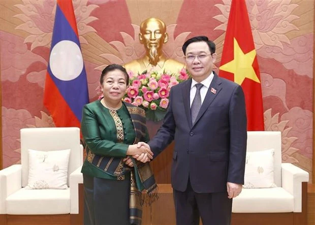 越南国会主席王廷惠会见老挝国会副主席顺通·赛雅佳
