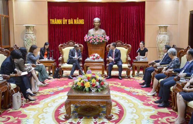 岘港市促进新加坡和俄罗斯投资者前来投资兴业