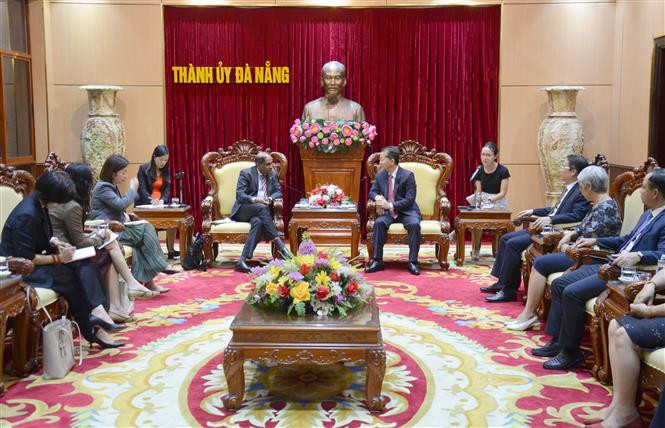 岘港市促进新加坡和俄罗斯投资者前来投资兴业