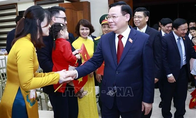 越南国会主席王廷惠探访越南驻菲律宾大使馆