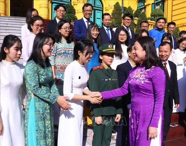 越南国家副主席武氏映春会见2022年青年科技人才代表团