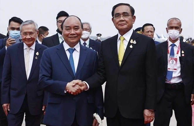 越南国家主席阮春福抵达曼谷 开始访问泰国和出席APEC第29次领导人会议之行