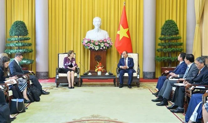国家主席阮春福会见南澳大利亚州总督弗朗西斯•亚当森