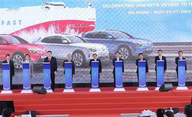 政府总理范明政出席Vinfast首批电动汽车出口美国启动仪式