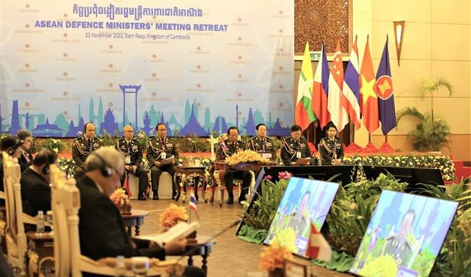越南国防部长潘文江大将率团出席东盟国防部长非正式会议