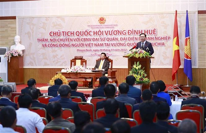 越南国会主席王廷惠会见旅柬越南人社群代表