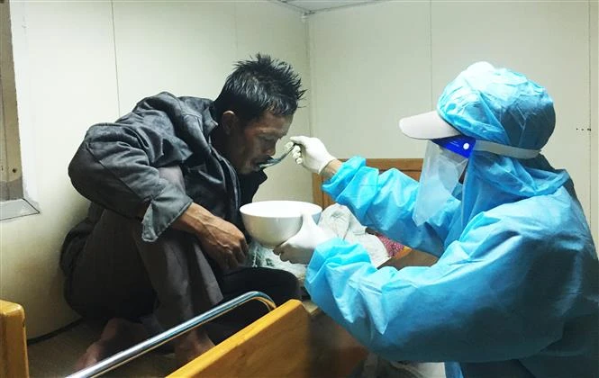 一名菲律宾渔民及时获得越南渔检力量的营救