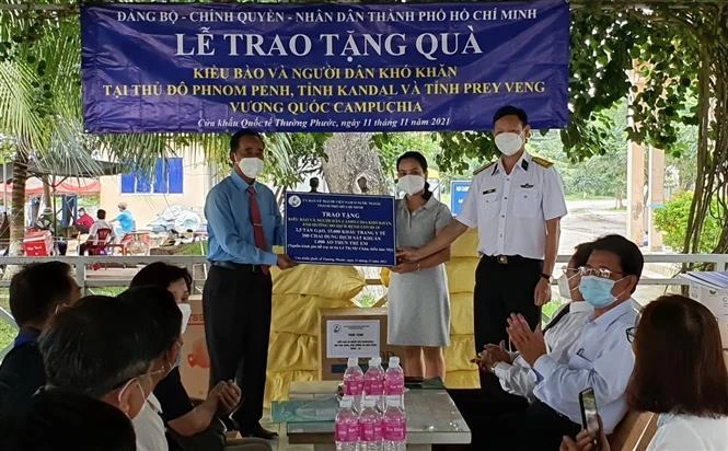 胡志明市向旅居柬埔寨越南人移交15亿越盾的援助