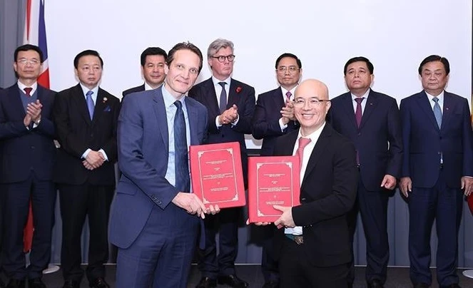 范明政出席越英两国各部门和企业的26份合作文件签字仪式