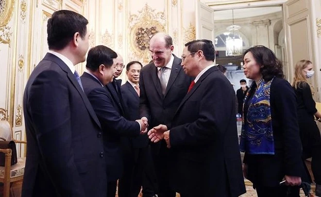 越南政府总理范明政与法国总理让·卡斯特克斯举行会谈