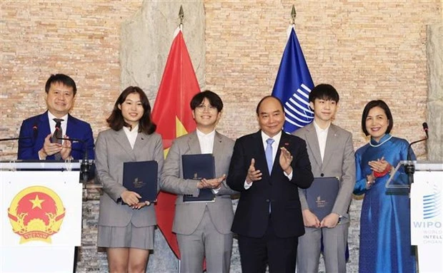 越南国家主席阮春福见证WIPO青年大使荣誉称号颁授仪式