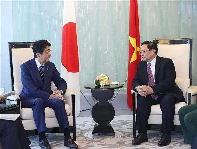 越南政府总理范明政分别会见日本前首相安倍晋三和越日前特别大使杉良太郎