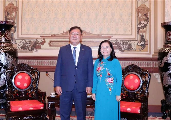 胡志明市人民议会与韩国各地方促进合作关系