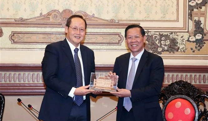胡志明市与新加坡加强人力资源开发的合作关系
