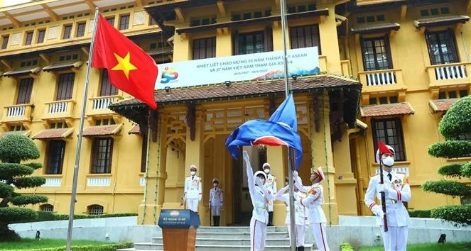 东盟成立55周年升旗仪式在河内隆重举行