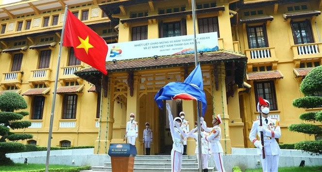 东盟成立55周年升旗仪式在河内隆重举行
