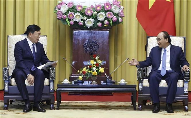 越南国家主席阮春福会见韩国乐天集团董事长辛东彬