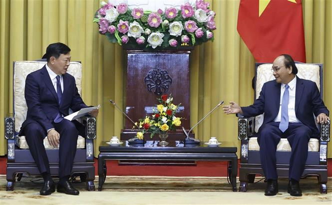 越南国家主席阮春福会见韩国乐天集团董事长辛东彬