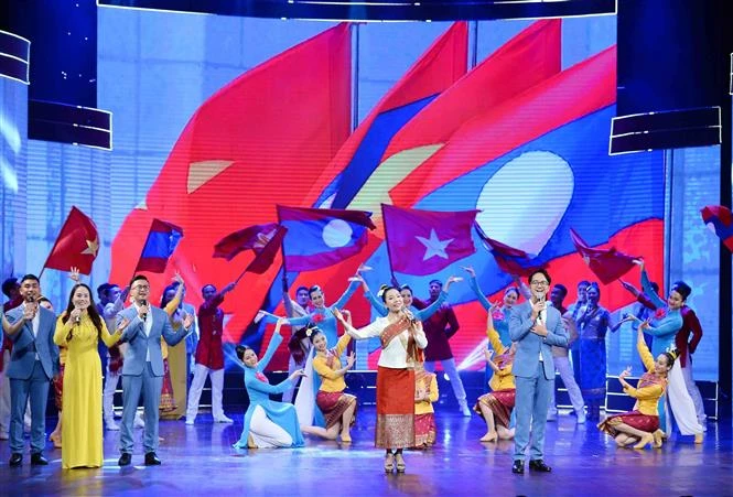 越老 “情谊比红河-九龙之水深” 综合文艺晚会在河内举行