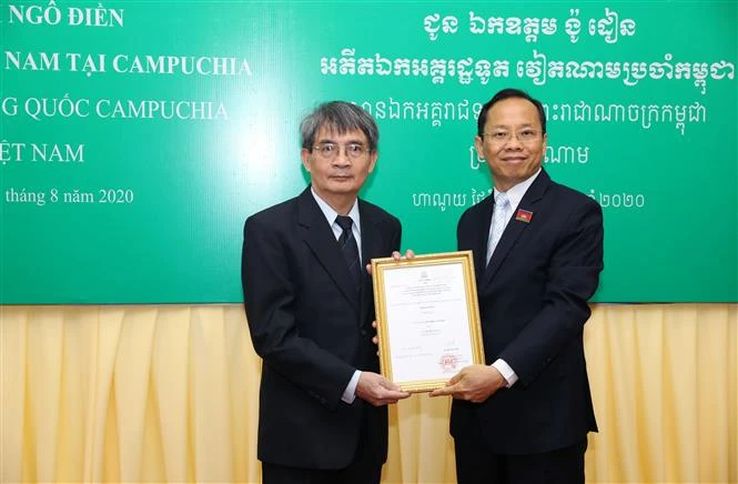 追授越南驻柬埔寨原大使吴田追授柬埔寨政府友谊勋章