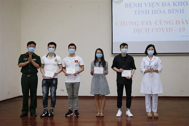 在和平省综合医院接受治疗的四例新冠肺炎病例治愈出院