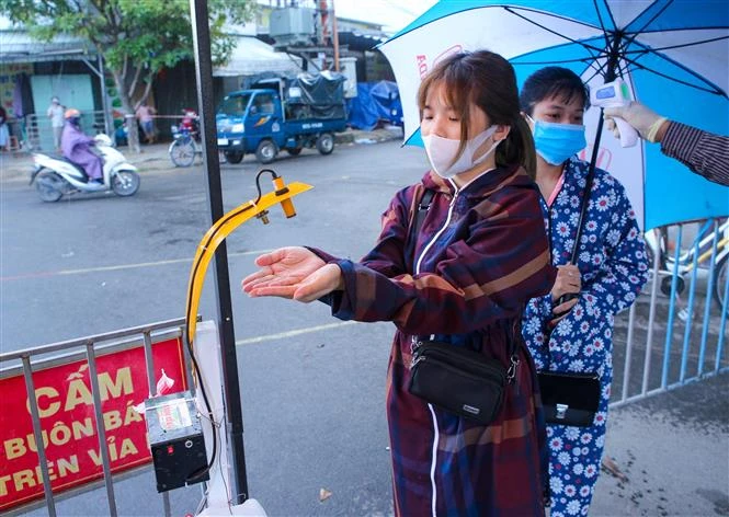 岘港市自动感应手消毒器投入使用