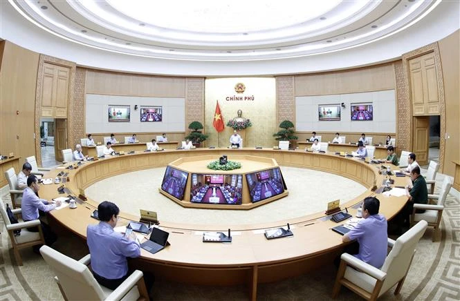 阮春福总理：丝毫不放松、不懈怠扑灭疫情 保障高中毕业考试安全进行