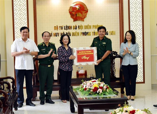 越共中央民运部部长张氏梅视察谅山省边防部队