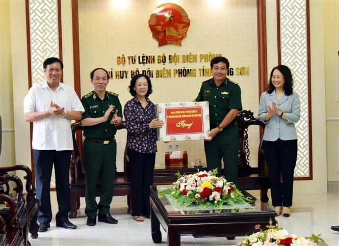 越共中央民运部部长张氏梅视察谅山省边防部队
