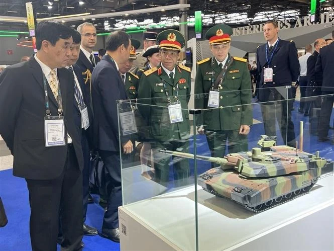 越南参加在法国举行的陆军武器展