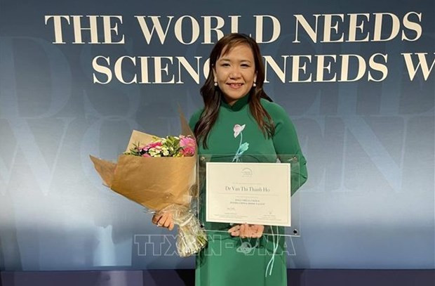 越南年轻女科学家胡氏清云荣获2022年度欧莱雅杰出年轻科学家奖