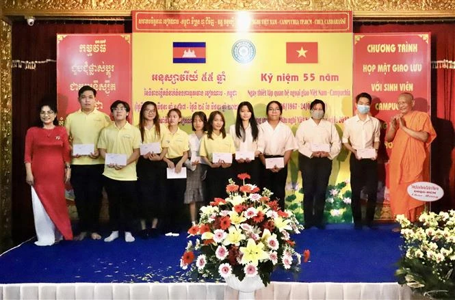 胡志明市向柬埔寨留学生提供5亿越盾奖学金