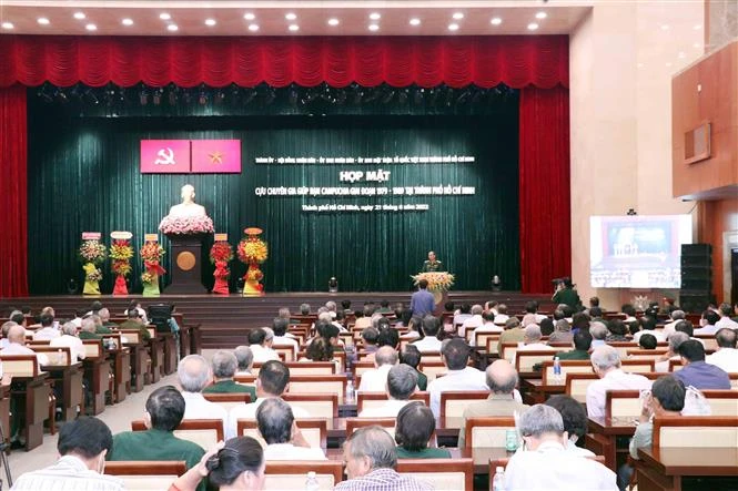 越柬关系55周年：柬埔寨人民永远铭记历代越南志愿者和专家作出的巨大牺牲