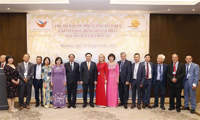 国会主席王廷惠会见在欧越侨企业和旅匈越侨代表